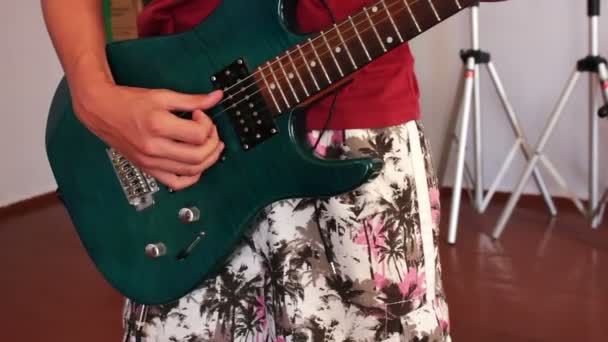 ember játszik elektromos gitár - Felvétel, videó