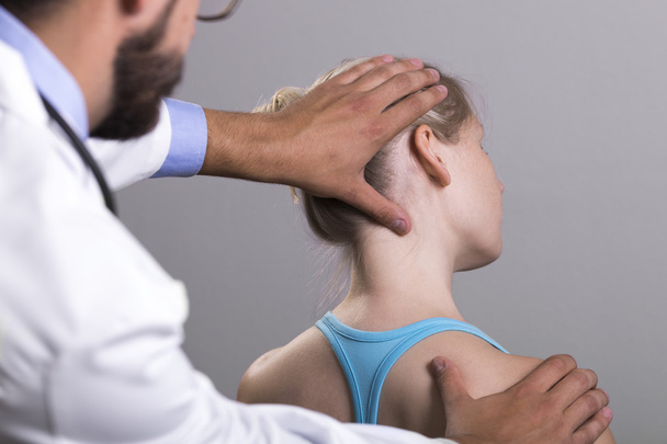 fisioterapeuta estirando el cuello de la mujer lesionada
 - Foto, imagen