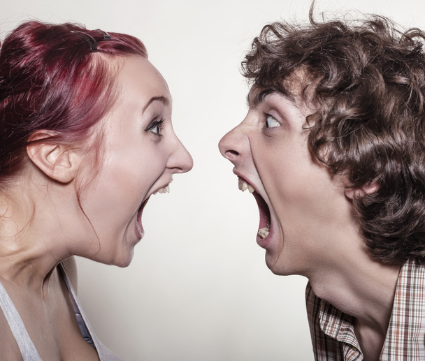 Молоді пари сперечаються
 - Фото, зображення