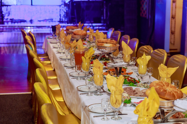美しく装飾されたお食事のスナックや前菜と宴会テーブル - 写真・画像