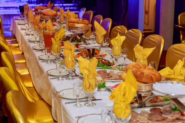 美しく装飾されたお食事のスナックや前菜と宴会テーブル - 写真・画像