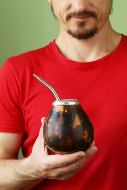 ひょうたんマグカップとボンビージャで伝統的なマテ茶 - 写真・画像