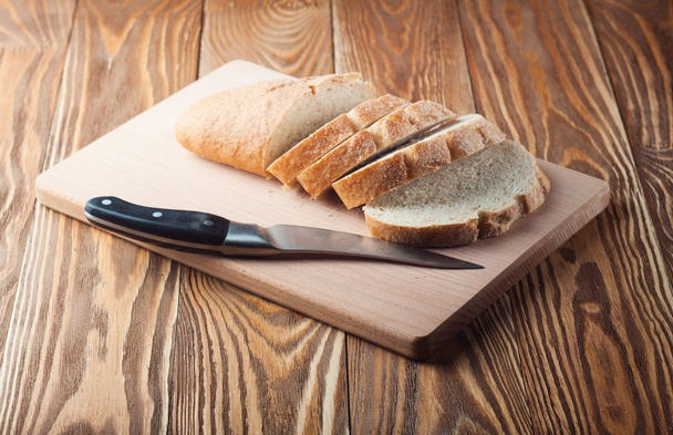 Bochenek chleba na deskach - Zdjęcie, obraz