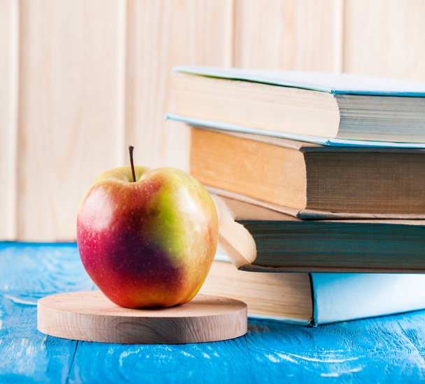 Bücherstapel und Apfel - Foto, Bild