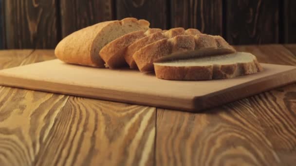 Krojonego chleba czarny na serwetce w polu  - Materiał filmowy, wideo