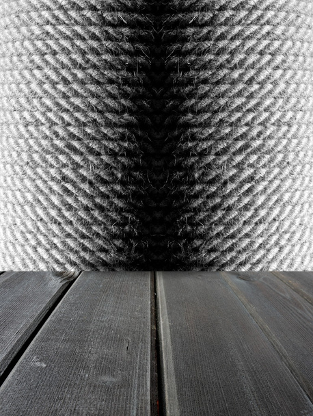 Vieille scène sombre en bois et grande bobine de navire à corde
 - Photo, image