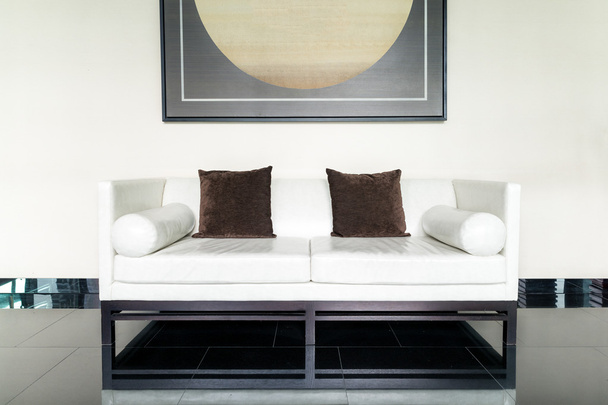 Beyaz deri kanepe ve oturma odasında, salonda kahverengi yastık  - Fotoğraf, Görsel