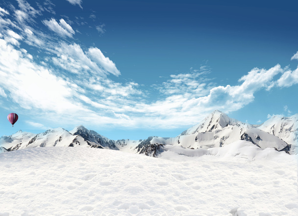 Paisaje de montaña con nieve y globo aerostático volando en el s
 - Foto, Imagen