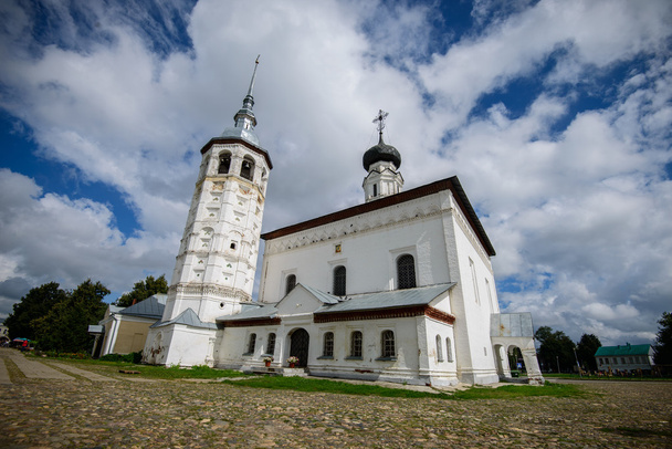 Suzdal, Venäjä, Circa 2016. Ylösnousemuksen kirkko (Voskresenskay) Kauppatorilla
. - Valokuva, kuva