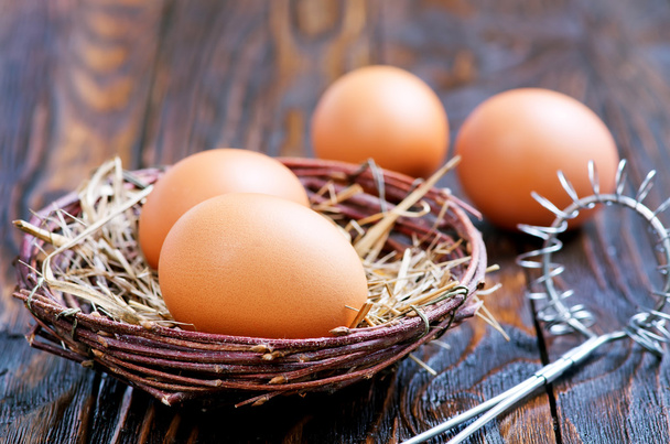 chicken eggs on table - Фото, зображення