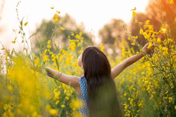 Boldog ázsiai lány érzés szabadság a virág mező - Fotó, kép