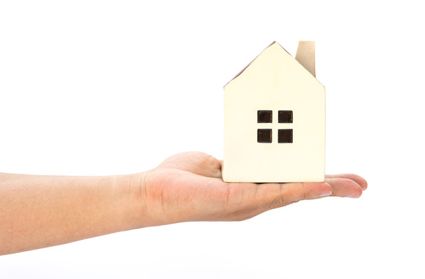 ruka držící model domu na bílém pozadí - Fotografie, Obrázek
