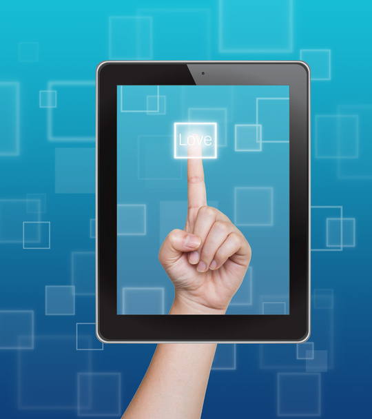 Botão de amor mão empurrando de tablet em uma tela sensível ao toque
 - Foto, Imagem