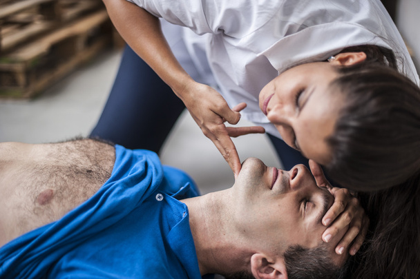 menina assistindo um homem inconsciente com desfibrilador e RCP
 - Foto, Imagem