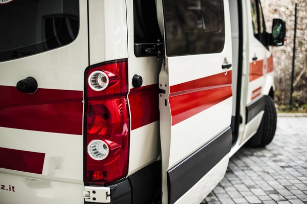 operatori volontari di emergenza con dispositivi medici, barella e ambulanza
 - Foto, immagini
