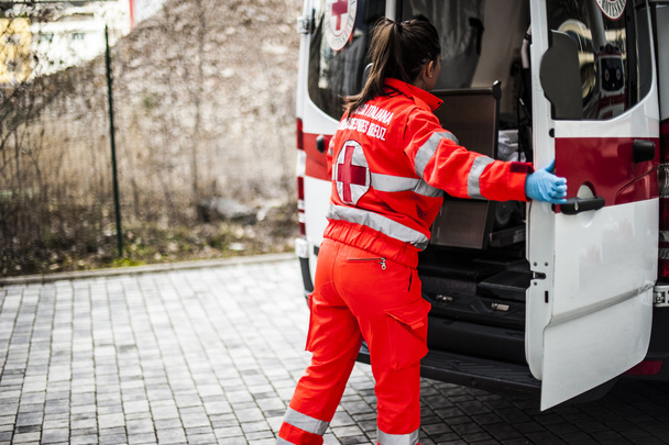 operatori volontari di emergenza con dispositivi medici, barella e ambulanza
 - Foto, immagini
