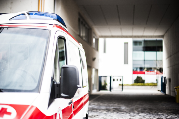 operadores voluntarios de emergencia con dispositivos médicos, camilla y ambulancia
 - Foto, Imagen