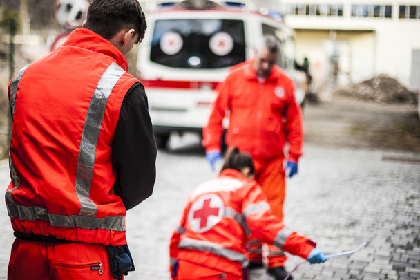hätätilanteessa toimiva vapaaehtoistyöntekijä, jolla on lääkinnällisiä laitteita
 - Valokuva, kuva