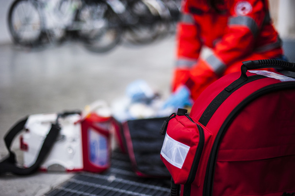 operador voluntário com dispositivos médicos de emergência
 - Foto, Imagem