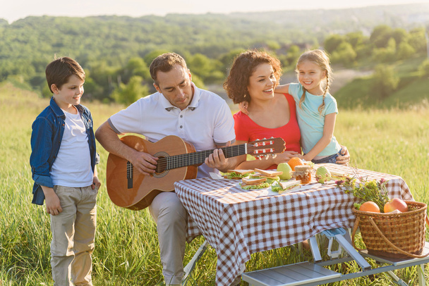 Boldog család élvező ebéd a szabadban - Fotó, kép