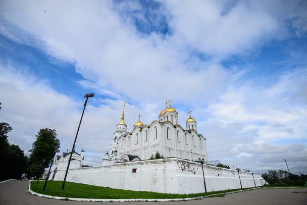 Sobór Zaśnięcia Vladimir w lato, wpisanego na listę światowego dziedzictwa UNESCO, Vladimir, Federacja Rosyjska. - Zdjęcie, obraz