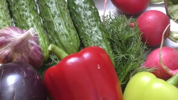 frisches Gemüse und Gemüse auf dem Küchentisch - Filmmaterial, Video