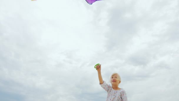 Blonde girl 5 years starts kite - Footage, Video