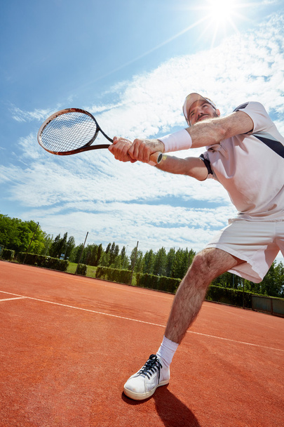 Sportsman on tennis court with racket - Φωτογραφία, εικόνα