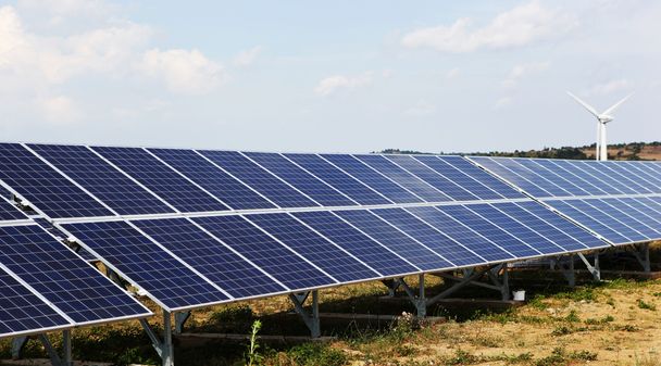 Sonnenkollektoren auf einem Solarkraftwerk - Foto, Bild