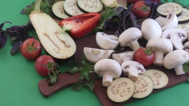 Champignon e verduras frescas em uma mesa de cozinha
 - Filmagem, Vídeo