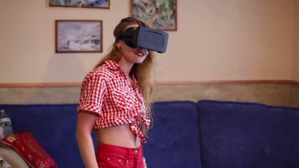 woman testing a virtual reality glasses - Video, Çekim