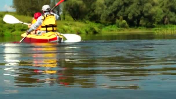 Familie im Kajak auf dem Fluss unterwegs - Filmmaterial, Video
