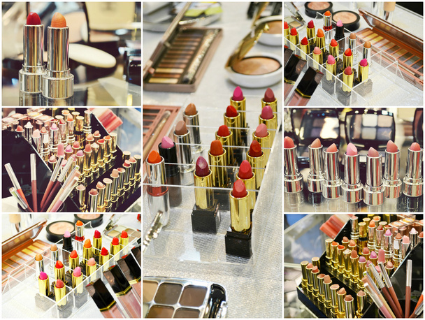 Collage di diversi pennelli cosmetici per il trucco e set di rossetti colorati con altri cosmetici su una toletta
 - Foto, immagini