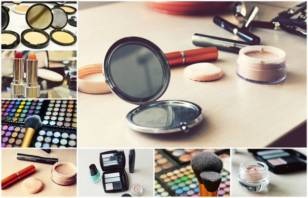 Koláž různých kosmetických štětců na make-up a soubor barevné rtěnky s ostatními kosmetiku na toaletním stolku - Fotografie, Obrázek