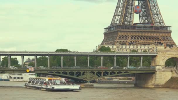 Lodě pohybující se v blízkosti Eiffel tower. - Záběry, video