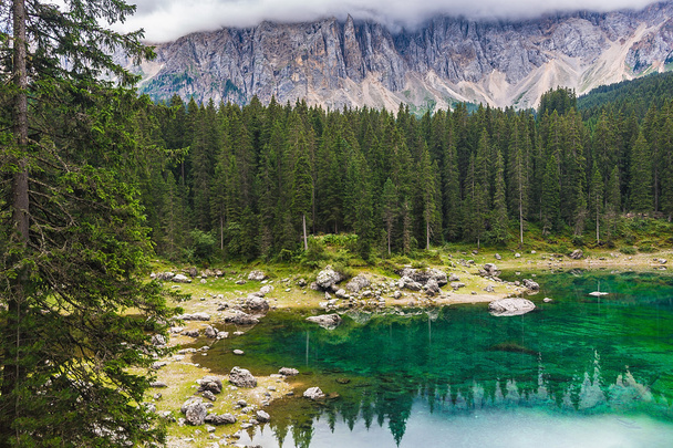 Lago nos Alpes
 - Foto, Imagem