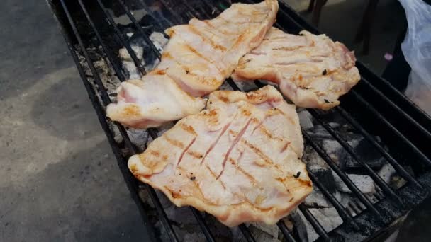  la carne de cerdo asada sobre carbón vegetal
 - Metraje, vídeo