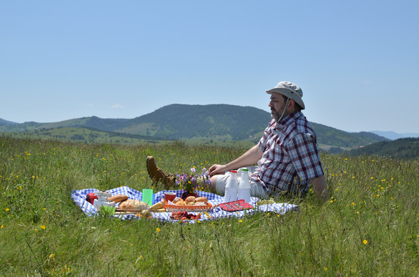 Человек на пикнике, наблюдающий за холмами
 - Фото, изображение
