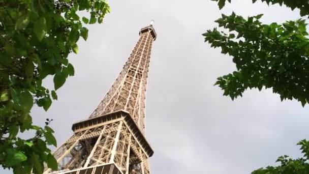 Eiffelova věž a šedá obloha. - Záběry, video