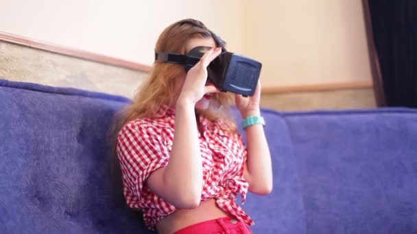 woman testing a virtual reality glasses - Filmmaterial, Video