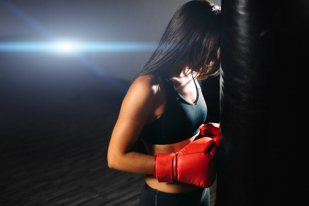 сексуальная девушка-боец с боксерской сумкой
 - Фото, изображение