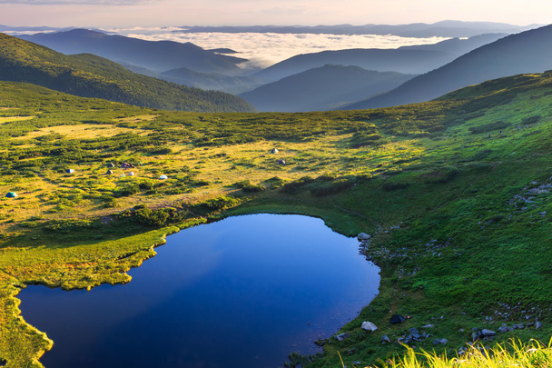 Cárpatos montañas paisaje por la mañana, vista panorámica desde la altura, lago Nesamovyte bajo la colina
. - Foto, imagen