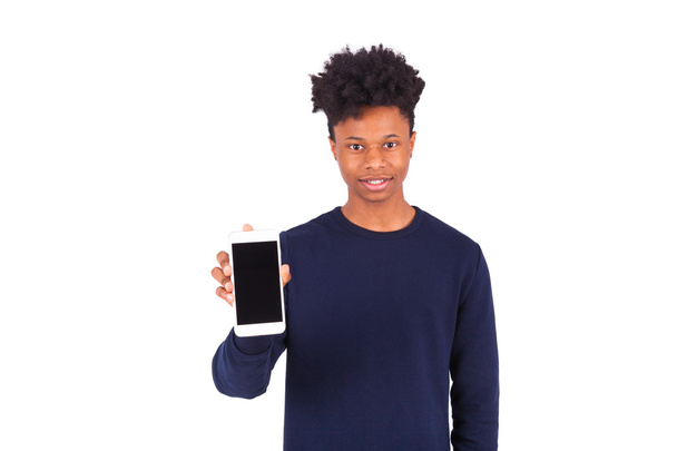 Young African American man showing his  smartphone screen - Blac - Foto, afbeelding