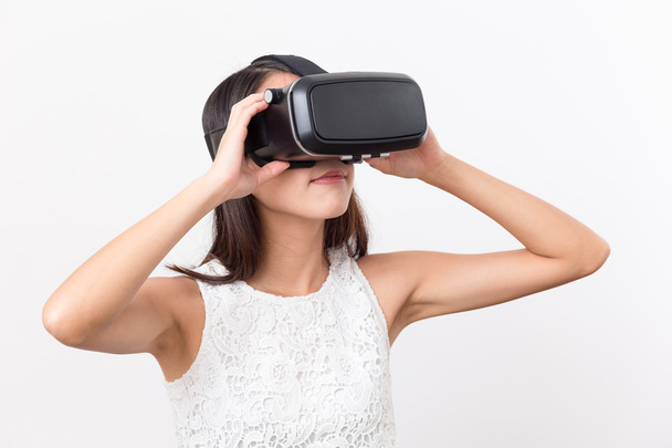Vrouw kijken met virtuele realiteit   - Foto, afbeelding