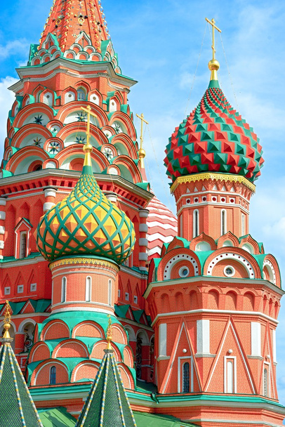 O lugar arquitetônico mais famoso para visitar e atração em Moscou, Rússia, a catedral de São Basílio com cúpulas coloridas e cúpulas espetaculares na cultura tradicional no céu azul nublado
 - Foto, Imagem