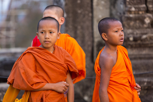 Cambodian monk kids in Angkor with orange traditional clothes - Φωτογραφία, εικόνα