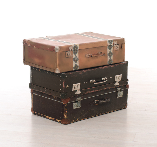 stapel drie retro koffers - Foto, afbeelding