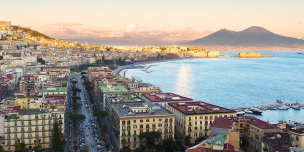Napoli körfezindeki villasının Vesuvius ile genel bakış - Fotoğraf, Görsel