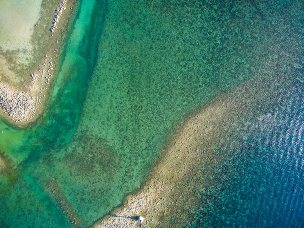 Luftaufnahme des Strandes aus dem flachen Wasser - Foto, Bild