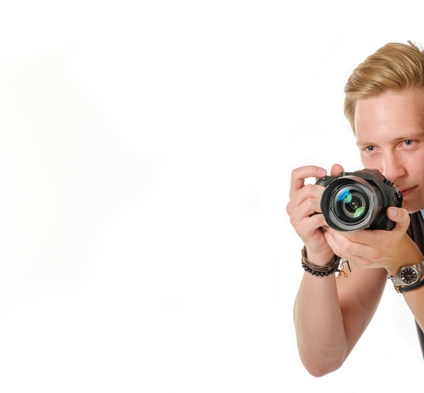 Młody człowiek podróżnik wykonywanie zdjęć przez aparat dslr na białym tle - Zdjęcie, obraz